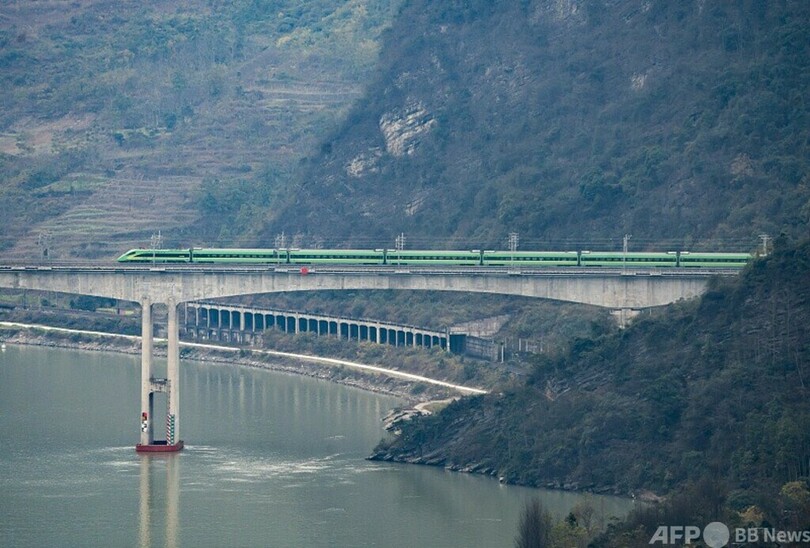 中国西部、新しい成都・昆明鉄道が運行開始