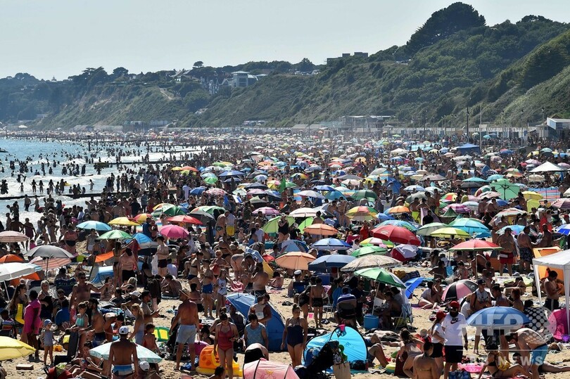 英国で今年一番の暑さ、ビーチに観光客殺到 「来ないで」と地元当局