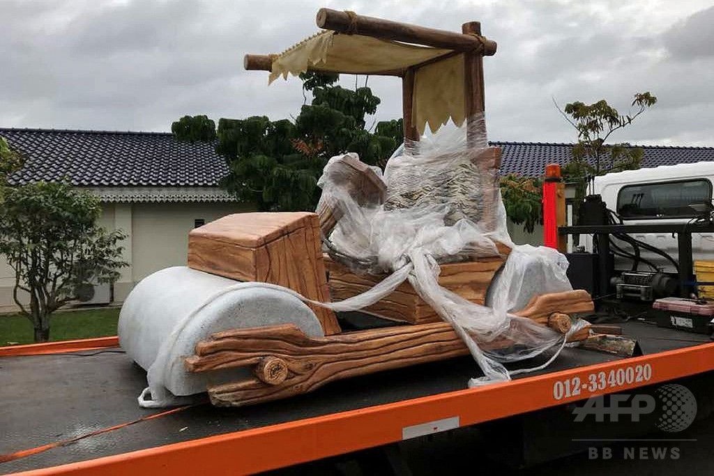 マレーシアの州首長、「フリントストーン」の実物大レプリカ車もらう マレーシアの州首長、「フリントストーン」の実物大レプリカ車もらう