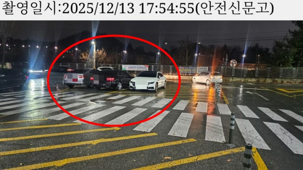交差点の真ん中に「横一列」違法駐車3台…韓国・地方都市で常態化する