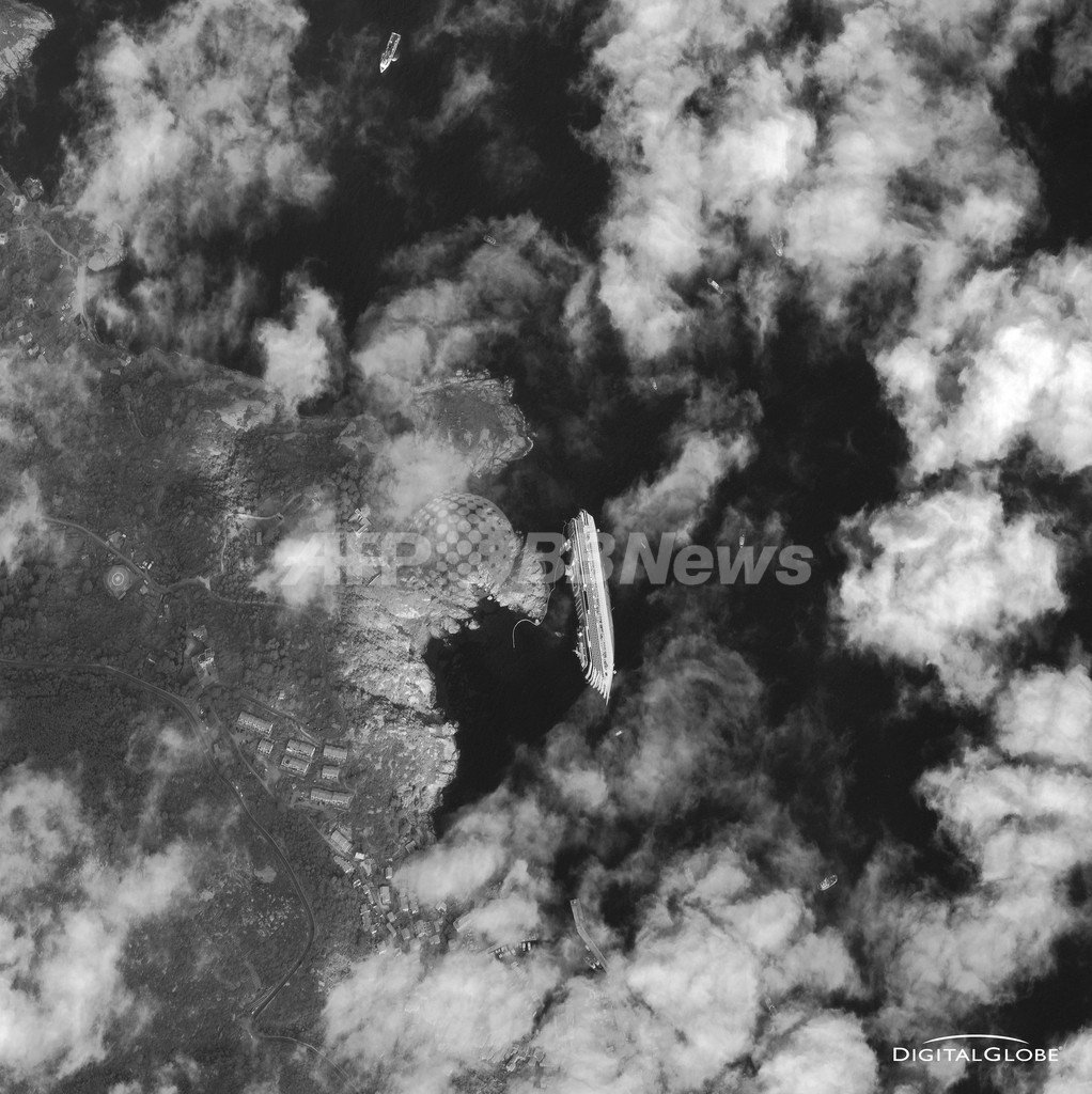 衛星写真にくっきり、座礁したコスタ・コンコルディア号 衛星写真にくっきり、座礁したコスタ・コンコルディア号