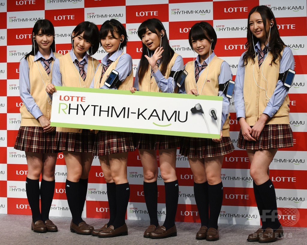 ロッテのイヤホン型デバイス かむ を記録 Hkt48がpr 写真8枚 国際ニュース Afpbb News