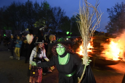 春を待つ魔女たちの集会「ワルプルギスの夜」 ドイツ 写真20枚 国際