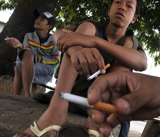 2歳児がたばこ インドネシアのたばこ依存問題浮き彫りに 写真6枚 国際ニュース Afpbb News