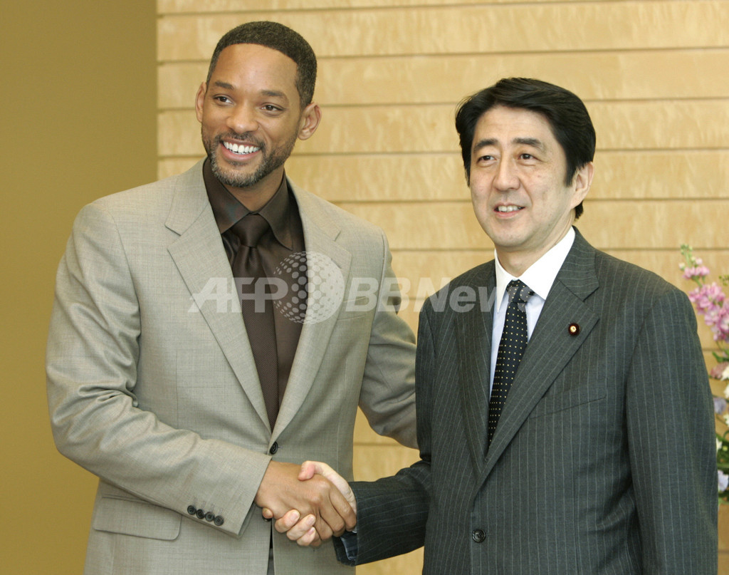来日中の米国俳優W・スミスさん、首相官邸を訪問 東京 写真2枚 国際ニュース:AFPBB News