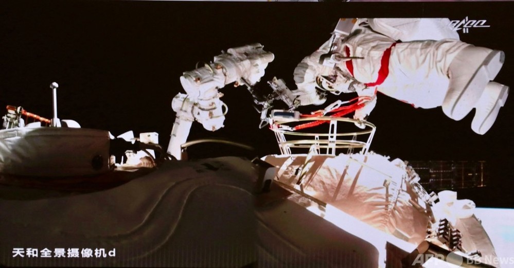 中国の宇宙飛行士、再び船外活動 ロボットアームを調整