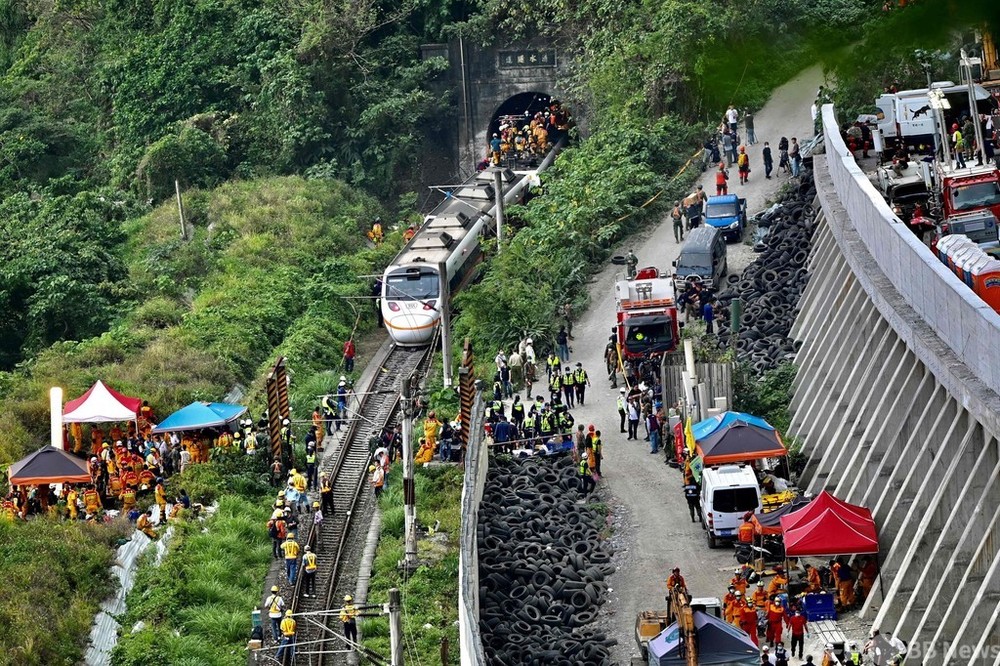 台湾で列車脱線 50人死亡、邦人含む140人超負傷
