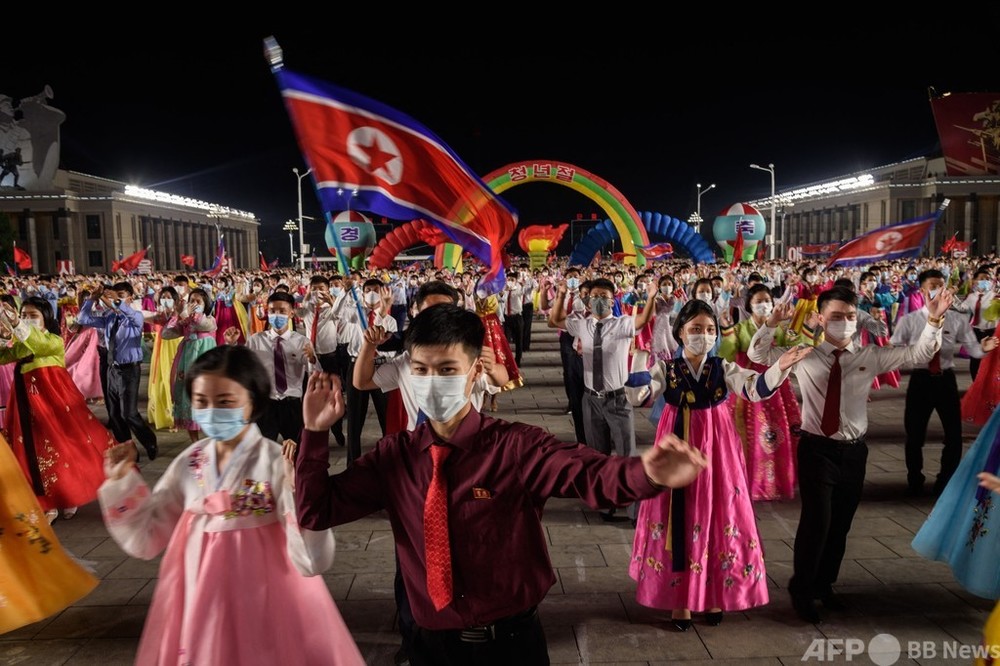 北朝鮮の若者ら、マスク姿で踊り 「青年節」祝賀行事