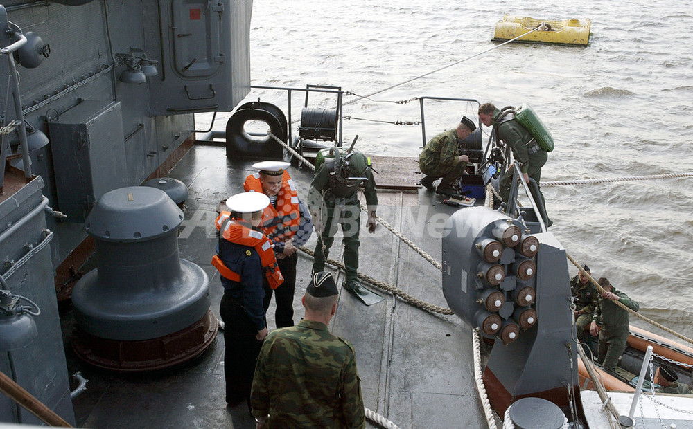 ソマリアの海賊が乗っ取った貨物船、外国軍艦に包囲される 写真2枚 国際ニュース:AFPBB News