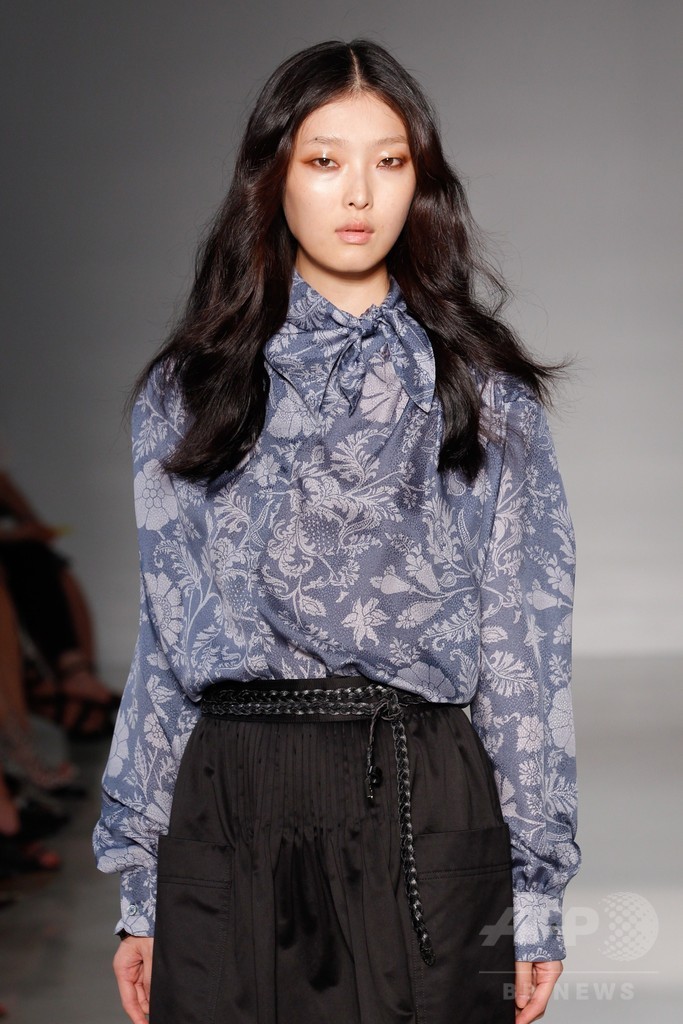 膝下丈のスカートでエレガントに、「ジル・スチュアート」15年春夏