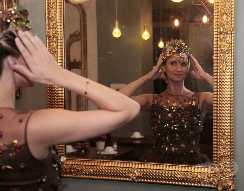 「サロン・デュ・ショコラ」控えチョコレートドレス披露、パリ