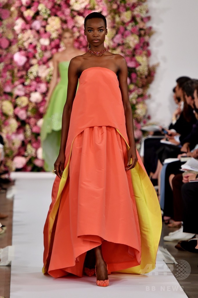 淡い色使いのギンガムチェック、「オスカー・デ・ラ・レンタ」15年春夏