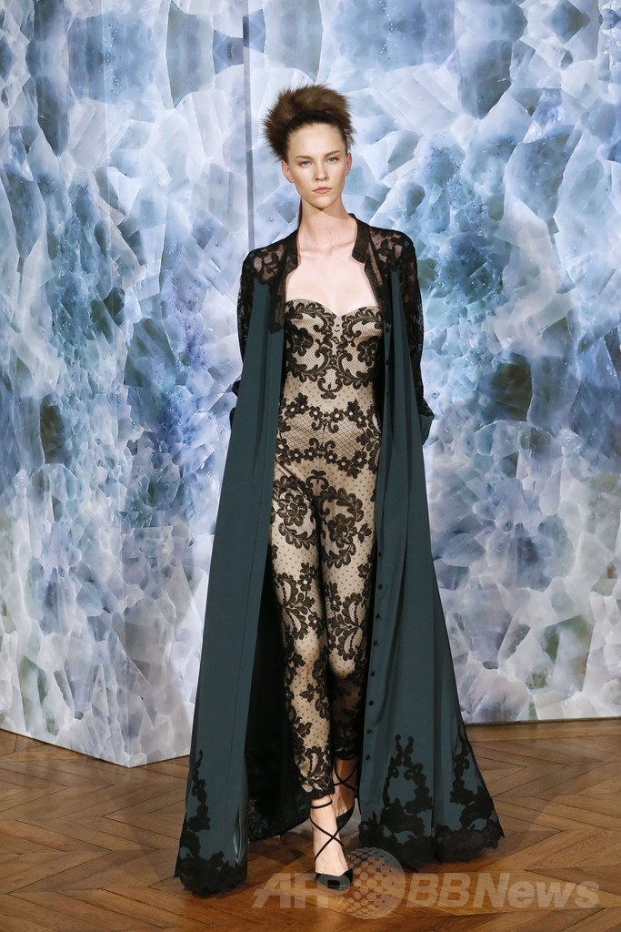 マスキュリンな要素を加えたドレススタイル、「アレクシ・マビーユ」14/15年秋冬オートクチュール