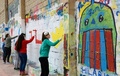 スペインのカステリョンデラプラナ近郊の町ファンサラを訪れた若者たちが壁に絵を描く様子（2016年12月15日撮影）。(c)AFP/JOSE JORDAN