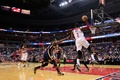 14-15NBA、ワシントン・ウィザーズ（Washington Wizards）対インディアナ・ペイサーズ（Indiana Pacers）。味方にパスを投げるワシントン・ウィザーズのジョン・ウォール（John Wall、2014年11月5日撮影）。(c)AFP/Getty Images/Rob Carr