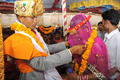 「売春婦の村」として知られるインド・グジャラート（Gujarat）州バディア（Vadia）村で開かれた集団結婚式で結婚したカップル（2012年3月11日撮影）。(c)AFP/Sam PANTHAKY