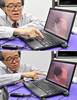都内の研究室で、ビスケットを実際よりも大きく見せるゴーグルについて説明する東京大学（University of Tokyo）の廣瀬通孝（Michitaka Hirose）教授（2012年6月2日撮影）。(c)AFP/Yoshikazu TSUNO