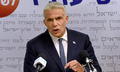イスラエル国会で会見する中道政党イェシュアティドのヤイル・ラピド党首（2021年5月6日撮影）。(c)DEBBIE HILL / POOL / AFP