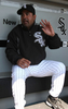 ミネソタ・ツインズ戦の試合前にベンチで話をするホワイトソックスのオジー・ギーエン（%%Ozzie Guillen%%）監督。(c)AFP/Getty Images/Jonathan Daniel