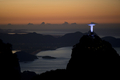 ブラジルのリオデジャネイロ（Rio de Janeiro）の夜明け。夜明け前までライトアップされたコルコバード（Corcovado）の丘のキリスト像（Christ the Redeemer）も見られた（2012年5月24日撮影）。(c)AFP/Christophe Simon