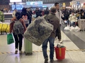 江蘇省蘇州市でいくつもの荷物を手に列車を待つ人（2025年1月18日撮影）。(c)Xinhua News