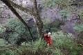 降下用のロープを取り付ける探険隊員（2019年11月2日撮影）。(c)Xinhua News