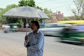 猛暑に見舞われているインドの首都ニューデリーの街角で（2024年5月21日撮影）。(c)Money SHARMA / AFP