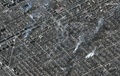 ウクライナ南東部マリウポリで、破壊され煙を上げる建物を捉えた衛星写真。マクサー・テクノロジーズ提供（2022年3月22日撮影、公開）。(c)AFP PHOTO / Satellite image ©2022 Maxar Technologies 