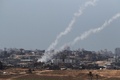 パレスチナ自治区ガザ地区（Gaza Strip）からイスラエルに向けて発射されるロケット弾。イスラエル側から撮影（2014年8月20日撮影）。(c)AFP/DAVID BUIMOVITCH