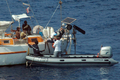 ソマリア沖のアデン湾（Gulf of Aden）でフランスのヨット「Tanit」号が海賊に乗っ取られた事件で、人質を解放するよう海賊を説得する仏軍兵士。

仏海軍の特殊部隊は10日、人質救出作戦を決行。人質5人のうち3歳の子どもを含む4人を救出したが、ヨットの所有者の男性1人が死亡した。海賊は2人が射殺され、3人が拘束された。（2009年4月10日仏軍提供）(c)AFP/ECPAD
