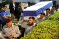 エルサレムの軍人墓地で行われたザハリヤ・バウメル一等軍曹の葬儀（2019年4月4日撮影）。(c)MENAHEM KAHANA / AFP