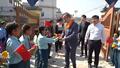 ネパールのタラケシュワル市で地元の中学校を見学する中国の陳松（ちん・しょう）駐ネパール大使。動画のスクリーンショット。(c)Xinhua News