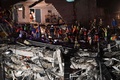 メキシコの首都メキシコ市の地震によって倒壊した建物で、夜になっても捜索救助活動を続ける救助隊員ら（2017年9月22日撮影）。(c)AFP/YURI CORTEZ