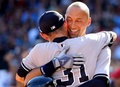 14MLB、ボストン・レッドソックス（Boston Red Sox）対ニューヨーク・ヤンキース（New York Yankees）。現役最後の打席を終え、イチロー（Ichiro Suzuki、手前）と抱き合うニューヨーク・ヤンキースのデレク・ジーター（Derek Jeter、2014年9月28日撮影）。(c)AFP/Getty Images/Al Bello