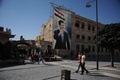 シリア第2の都市アレッポで、バッシャール・アサド大統領のポスターの前を歩く人々。プレスツアーの最中に撮影（2019年9月27日撮影）。(c)Maxime POPOV / AFP
