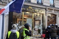 仏パリのシャンゼリゼ通りで行われた「ジレ・ジョーヌ（黄色いベスト）」運動のデモで破壊された店舗のショーウインドー（2019年3月16日撮影）。(c)Alain JOCARD / AFP
