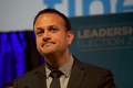 アイルランド・ダブリンの開票所で、統一アイルランド党の党首選勝利を受け、演説を聞くレオ・バラッカー氏（2017年6月2日撮影）。(c)AFP/Paulo Nunes dos Santos