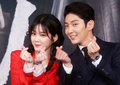 韓国・ソウルで行われた、新ドラマ「夜を歩く士（ソンビ）」の制作発表会に臨む、女優のイ・ユビ（左）と俳優のイ・ジュンギ（2015年7月7日撮影）。(c)STARNEWS