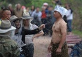 中国・重慶（Chongqing）で、全身にミツバチをまとう準備をする養蜂家のシャ平（She Ping）さん（2014年4月9日撮影）。(c)AFP