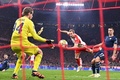 サッカー欧州チャンピオンズリーグ、決勝トーナメント1回戦第2戦、バイエルン・ミュンヘン対ラツィオ。先制点を決めるバイエルン・ミュンヘンのハリー・ケイン（中央、2024年3月5日撮影）。(c)Kirill KUDRYAVTSEV / AFP