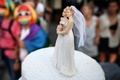 スイスのチューリヒで行われたLGBTIQ（レズビアン、ゲイ、バイセクシュアル、トランスジェンダー、インターセックス、クィア）の人たちによるパレード「チューリヒプライド」に登場したウエディングケーキ（2021年9月4日撮影）。(c)FABRICE COFFRINI / AFP