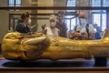 エジプト・カイロの考古学博物館に展示されている古代エジプト王ツタンカーメンの黄金のひつぎを見る観光客（2021年10月27日撮影）。(c)Amir MAKAR / AFP