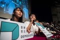 香港で、新政党「香港衆志（デモシスト）」結成を発表する民主派学生リーダーの黄之鋒（ジョシュア・ウォン）さん（中央）ら（2016年4月10日撮影）。(c)AFP/ANTHONY WALLACE