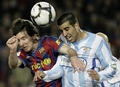 09-10スペイン1部リーグ第24節、FCバルセロナ（%%FC Barcelona%%）対マラガ（%%Malaga CF%%）。試合はバルセロナが2-1で勝利した。写真はハイボールを競るFCバルセロナのリオネル・メッシ（%%Lionel Messi%%）とマラガのフアニート（%%Juanito%%）。（2010年2月27日撮影）(c)AFP/JOSEP LAGO