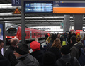 ドイツ南部ミュンヘン中央駅で列車を待つ人々（2018年12月10日撮影）。(c)Christof STACHE / AFP