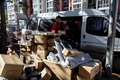 中国・北京で「独身の日」の翌日に荷物の仕分けをする配達員（2021年11月12日撮影）。(c)Jade GAO / AFP