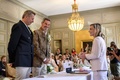 スイス・ジュネーブで、結婚したダニエルさん（左）とグザビエさん（左から2人目）を祝うマリー・バルベーシャプイ市長（右、2022年7月1日撮影）。(c)Fabrice COFFRINI / AFP