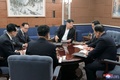 北朝鮮・平壌で開かれた朝鮮労働党中央委員会拡大総会に出席する金正恩（キム・ジョンウン）朝鮮労働党総書記（中央）。朝鮮中央通信（KCNA）提供（2022年12月29日撮影、30日提供）。(c)AFP PHOTO/KCNA VIA KNS