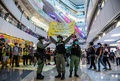 香港のショッピングセンターで、香港国家安全維持法に抗議するデモに対する警告文を掲げる機動隊（2020年7月6日撮影）。(c)ISAAC LAWRENCE / AFP