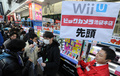 任天堂（Nintendo）は8日、家庭用ゲーム機「Wii」の第2世代となる「Wii U」を発売した。全国の家電販売店には同ゲーム機をいち早く手にしようと数百人が列を成した。

写真は、都内の販売店に並ぶ人々（2012年12月8日撮影）。(c)AFP/Toru YAMANAKA